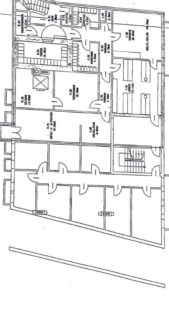Grundrissplan mit mehreren separaten Räumen, Fluren und einem Treppenhaus, das verschiedene Ebenen verbindet.