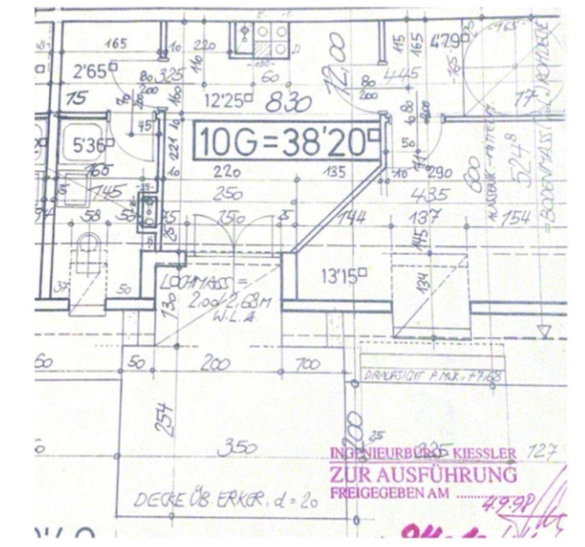 Detaillierter Grundriss mit Bemaßungen und der Kennzeichnung verschiedener Raumfunktionen.