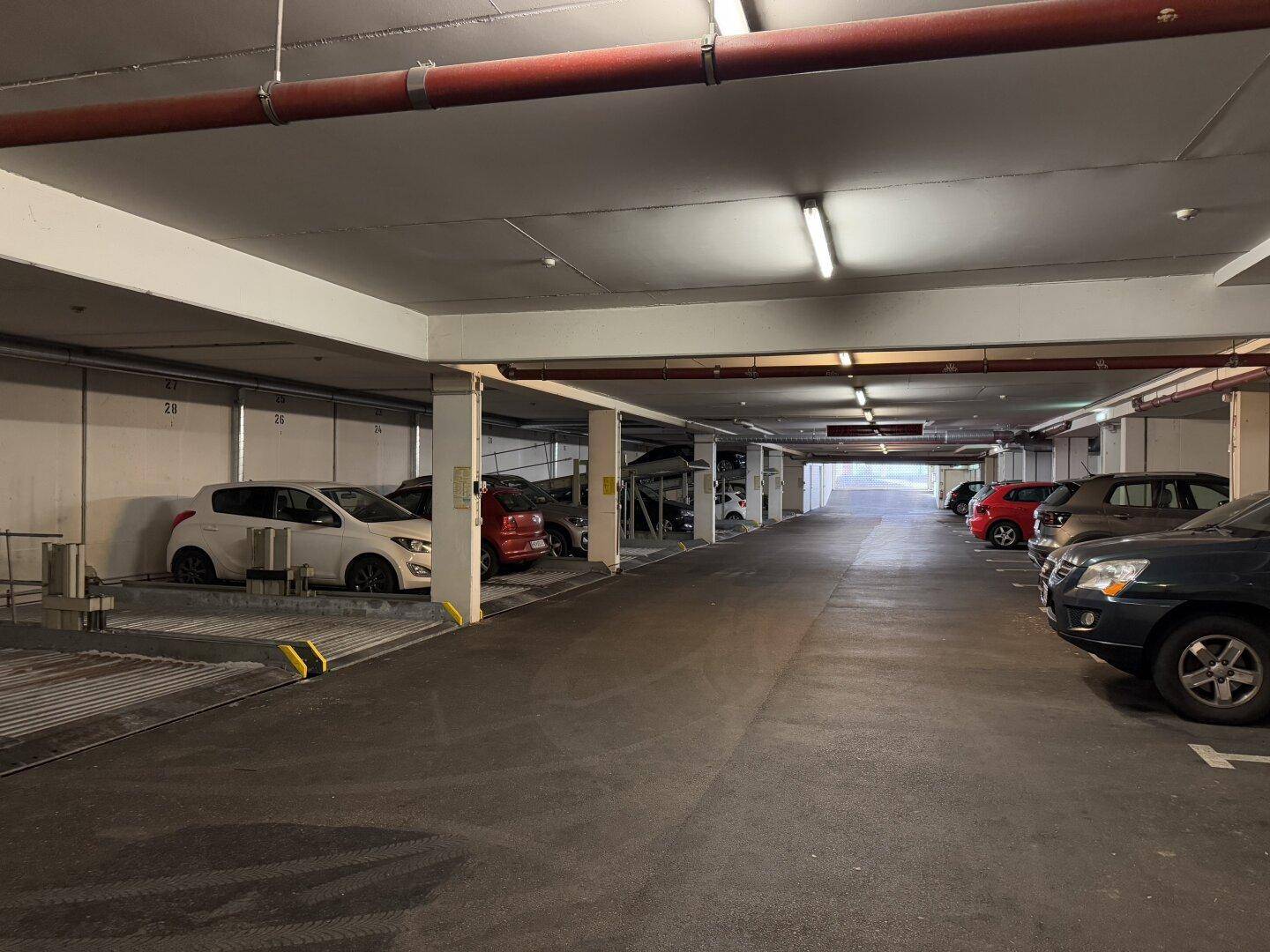 Geräumige Tiefgarage mit mehreren Stellplätzen und ausreichender Beleuchtung.