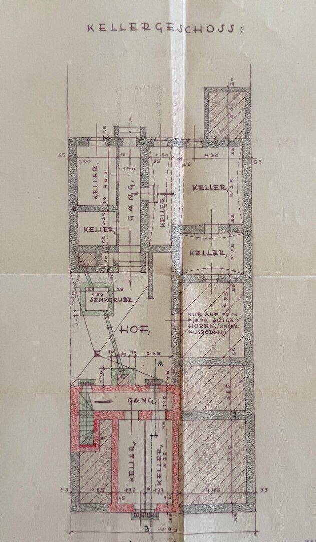 Grundriss des Kellergeschosses mit mehreren Kellerräumen und einem Hofbereich.