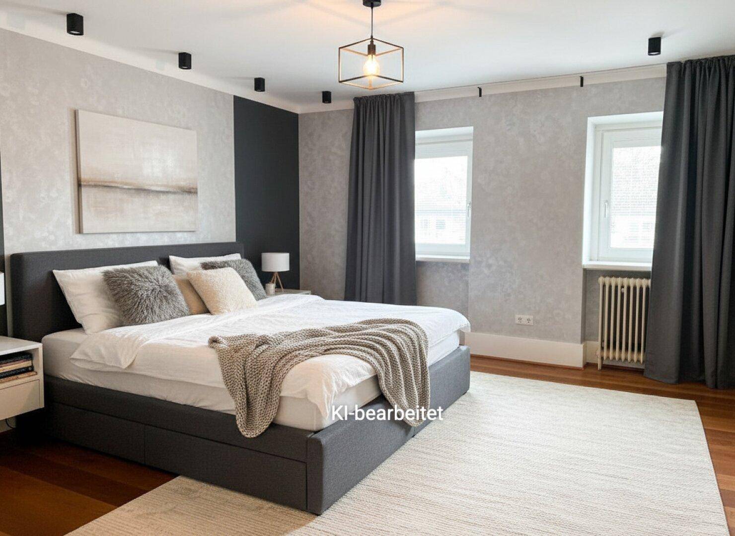 Gemütliches Schlafzimmer mit großem Bett, Teppich und zwei Fenstern für natürliches Licht.