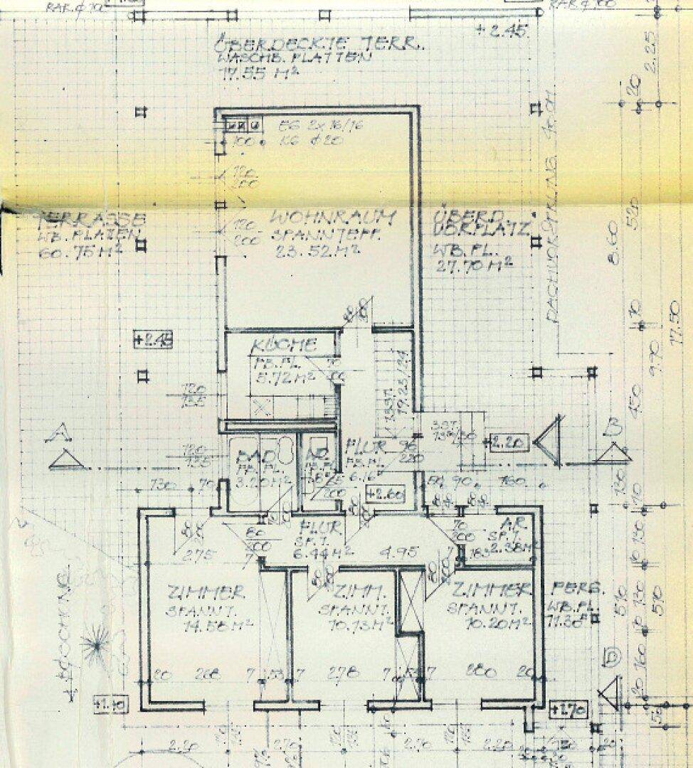Grundriss des Erdgeschosses mit Wohnzimmer, Küche, Bad und Schlafzimmern.