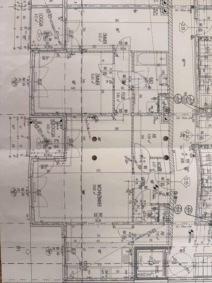 Detaillierter Grundriss einer Wohnung mit Zimmern, Bad und Loggia.