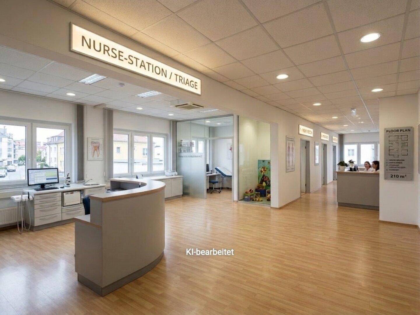 Empfangsbereich einer Arztpraxis oder Klinik mit Pflegestation, Rezeption und Blick in einen Behandlungsraum.