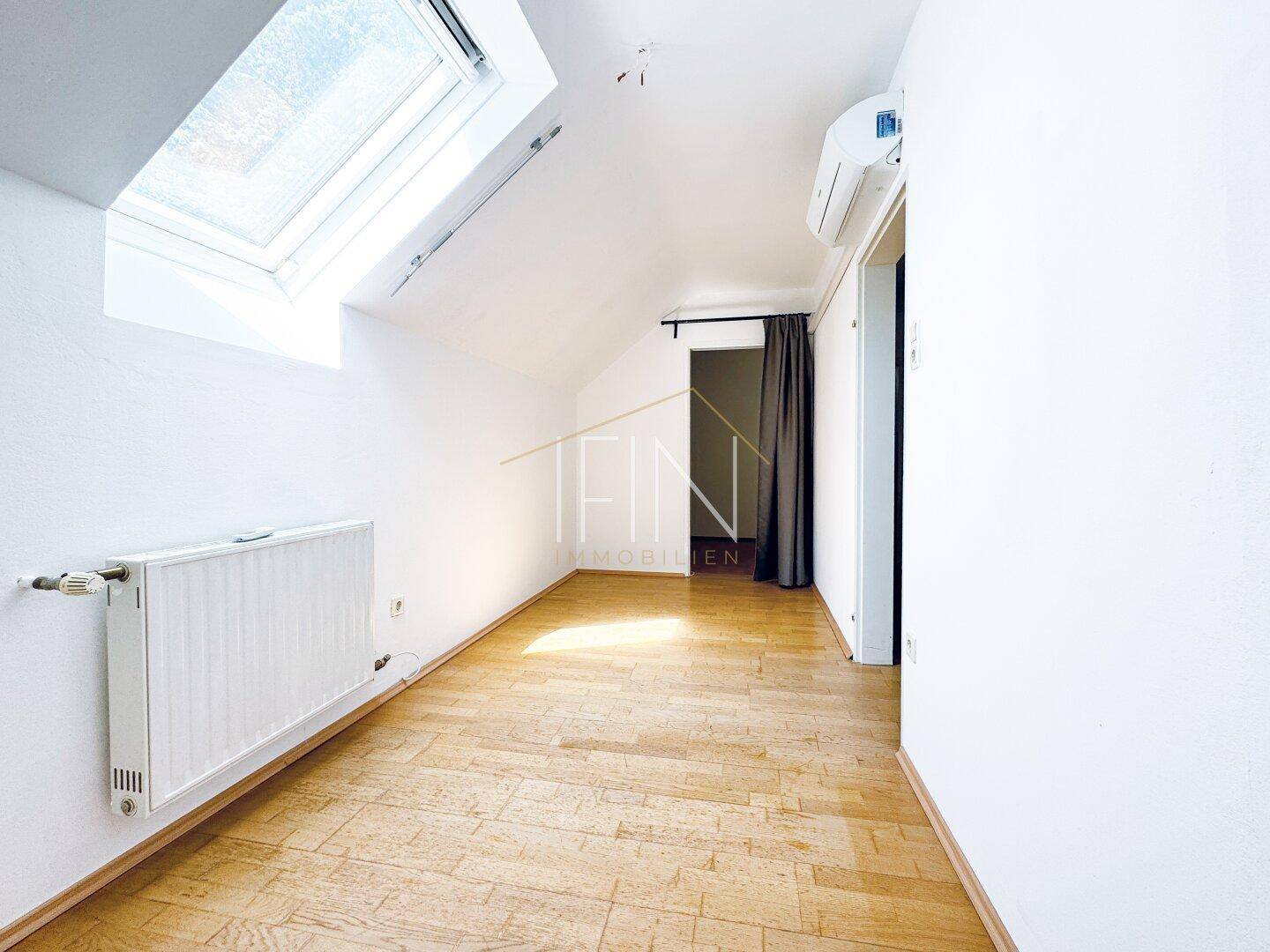 Zimmer 2 mit begehbarem Schrank