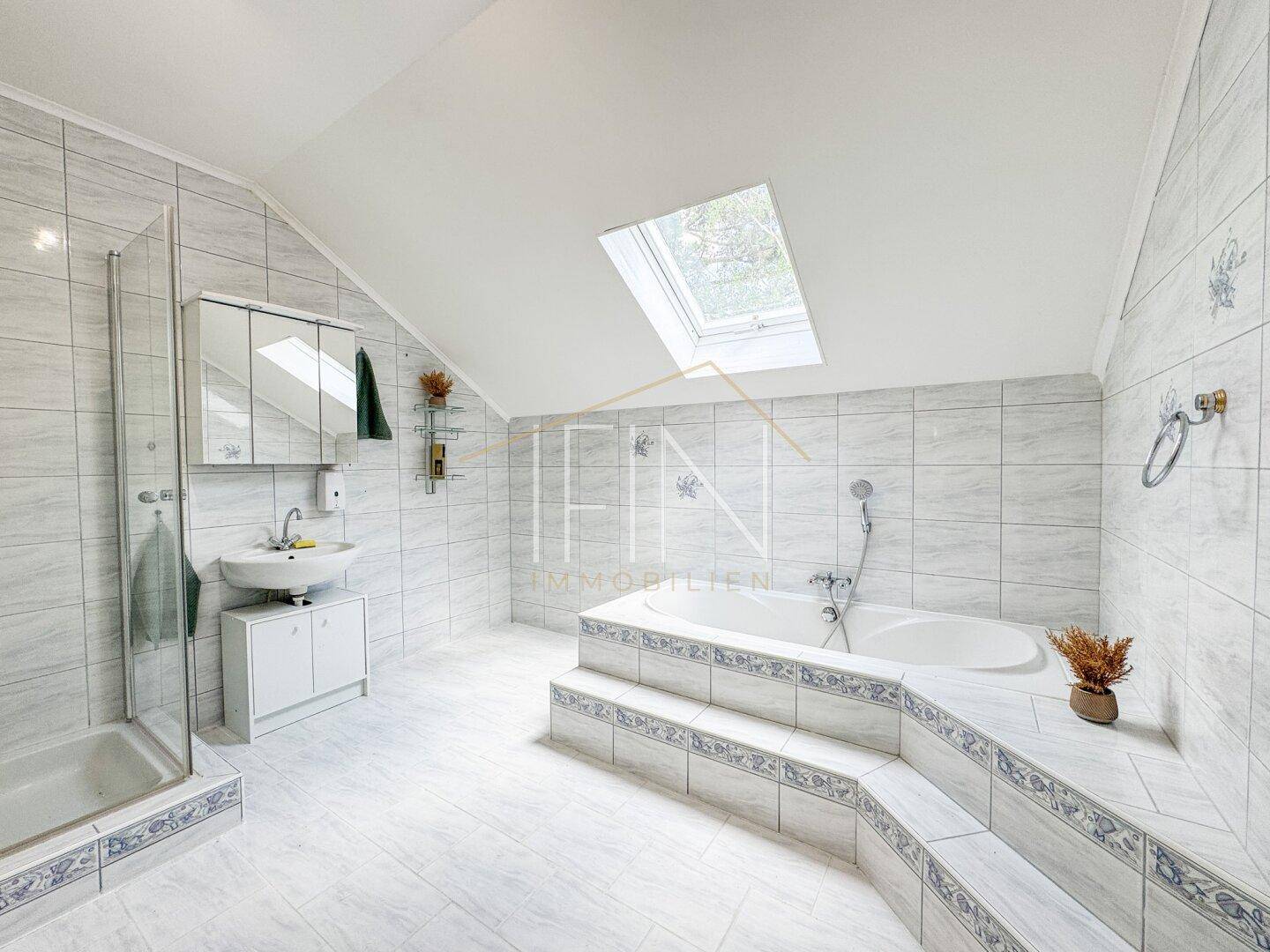 Badezimmer mit Dusche und Badewanne
