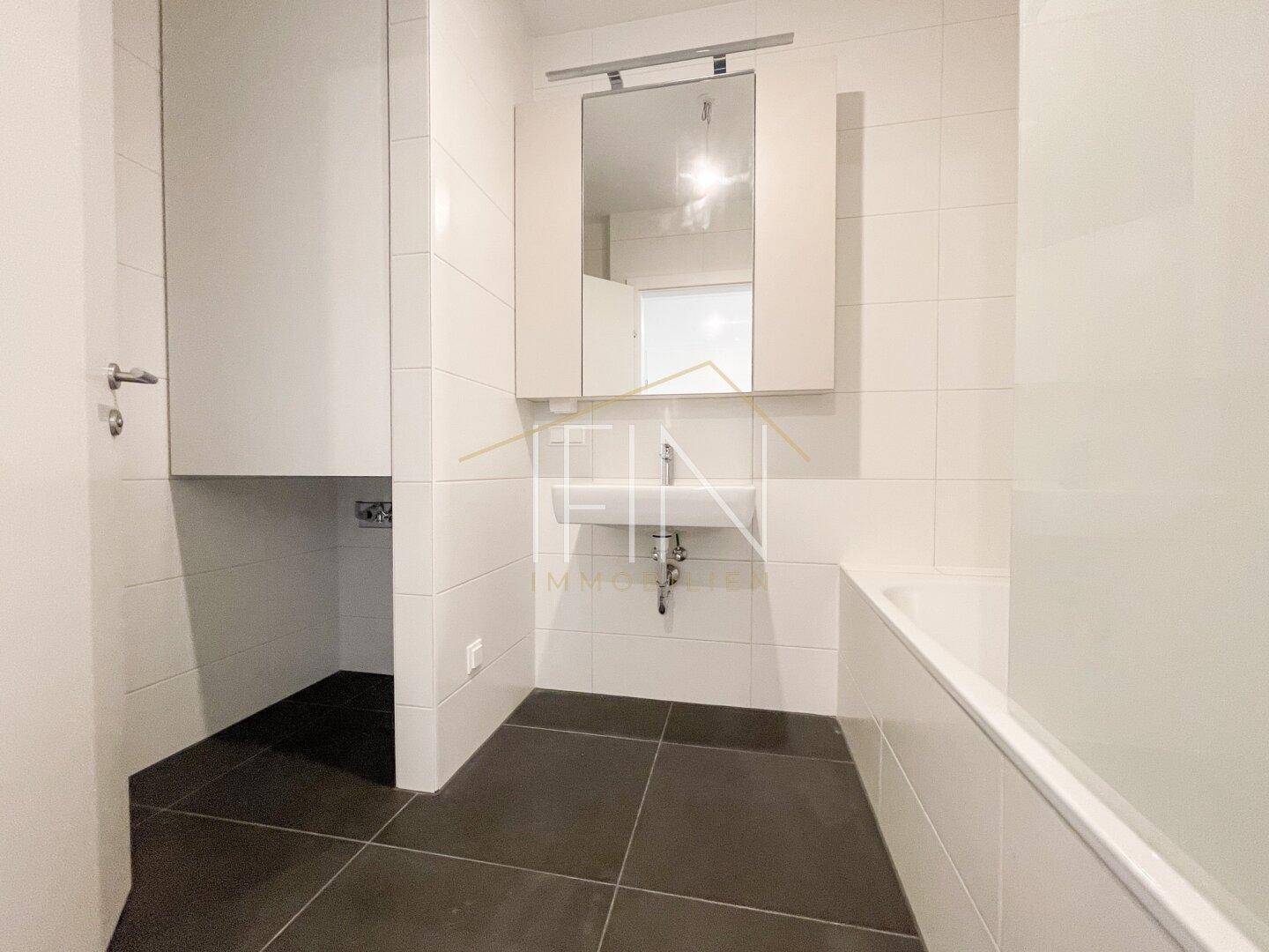 Badezimmer mit Toilette, Badewanne & Waschmaschinenanschluss