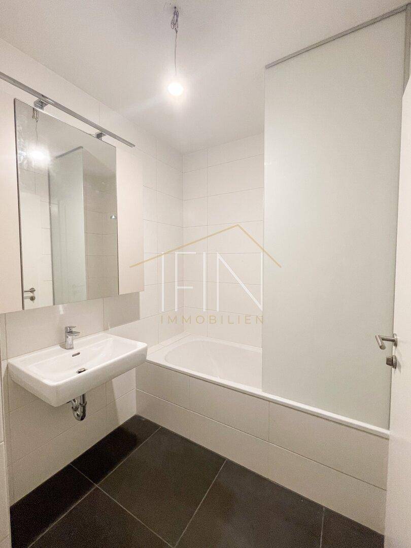 Badezimmer mit Toilette, Badewanne & Waschmaschinenanschluss