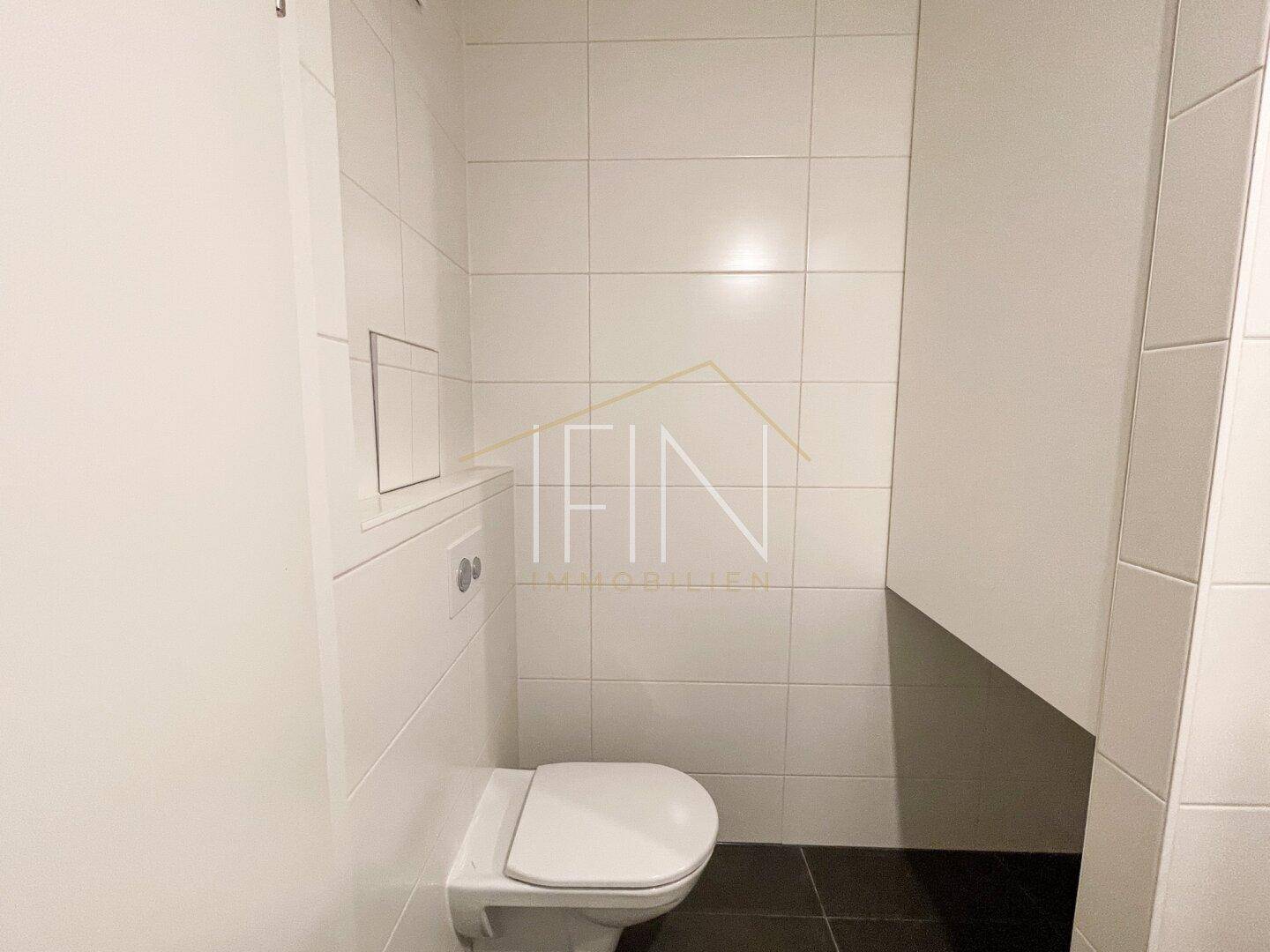 Badezimmer mit Toilette, Badewanne & Waschmaschinenanschluss
