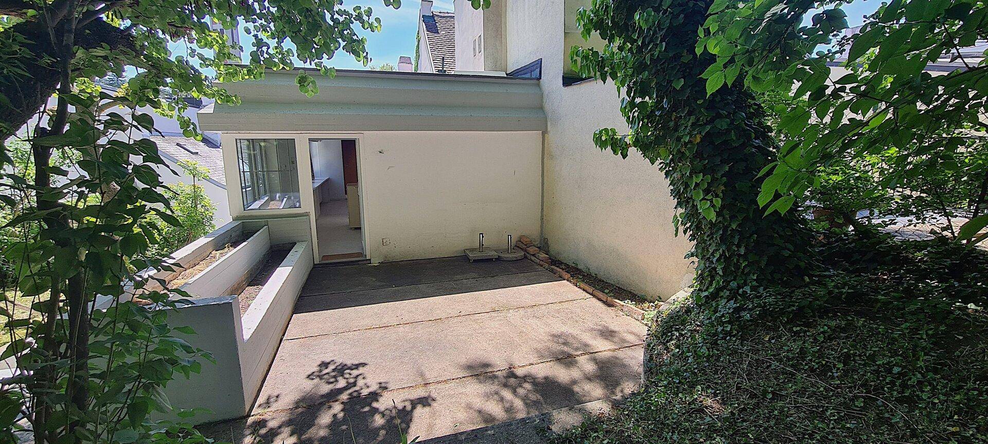 Terrasse mit Zugang zu den oberen Räumen
