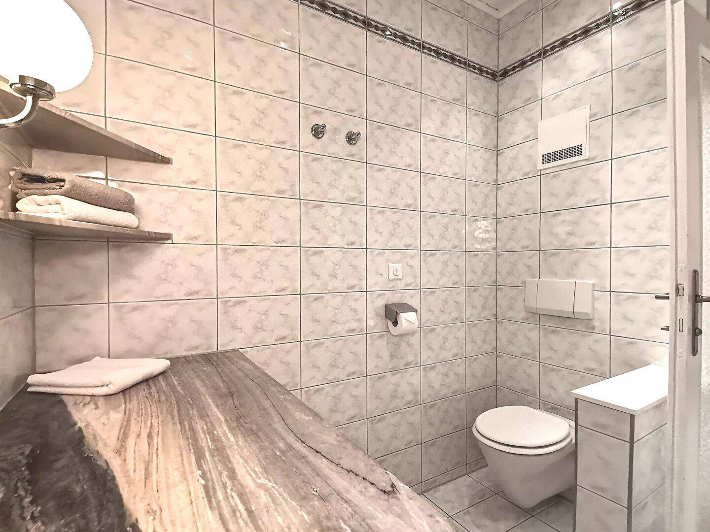 Badezimmer und WC