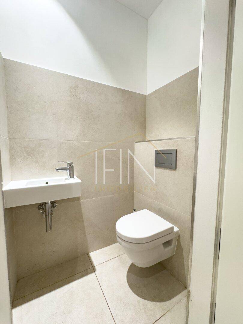 Toilette mit Handwaschbecken