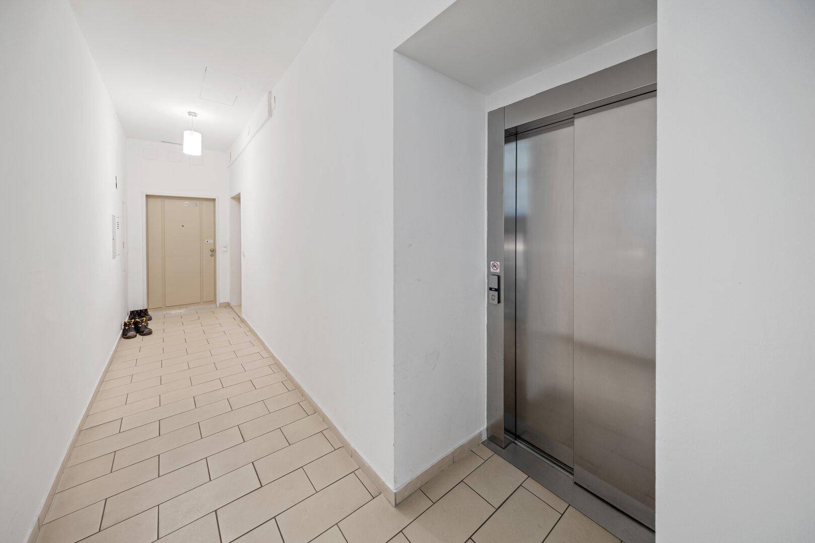 Gang im Haus, Zugang zum Lift