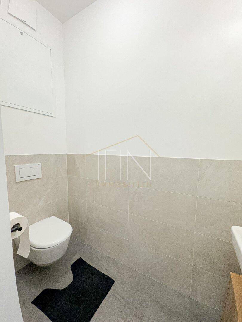 Toilette mit Handwaschbecken