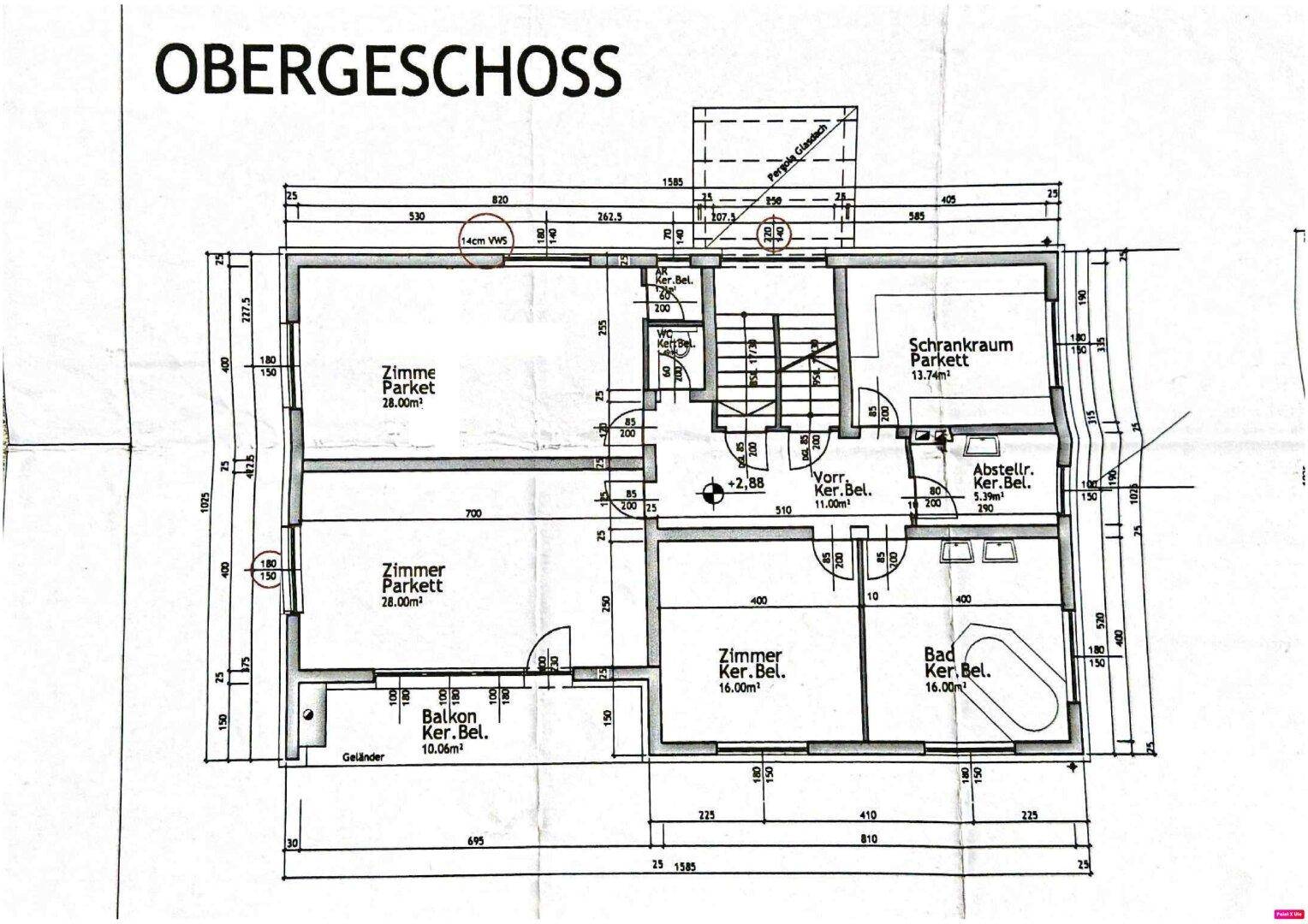 Grundriss des Obergeschosses mit Schlafzimmern, Bad und Balkon.