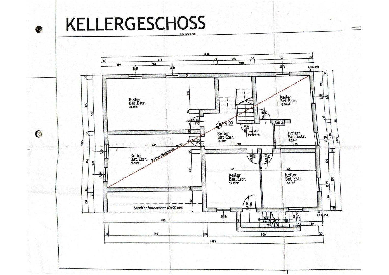 Grundriss des Kellergeschosses mit mehreren Kellerräumen und Treppenaufgang.