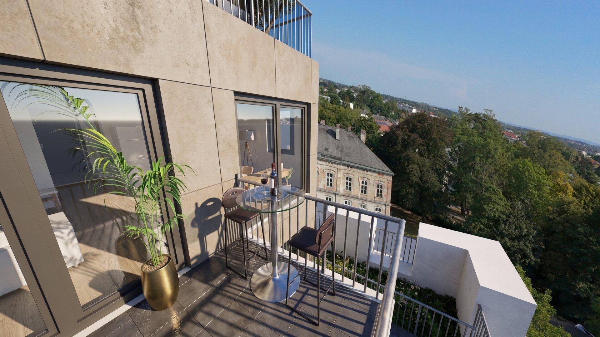 Kleiner Balkon mit Sitzgelegenheit und Blick auf die Stadt und grüne Hügel.