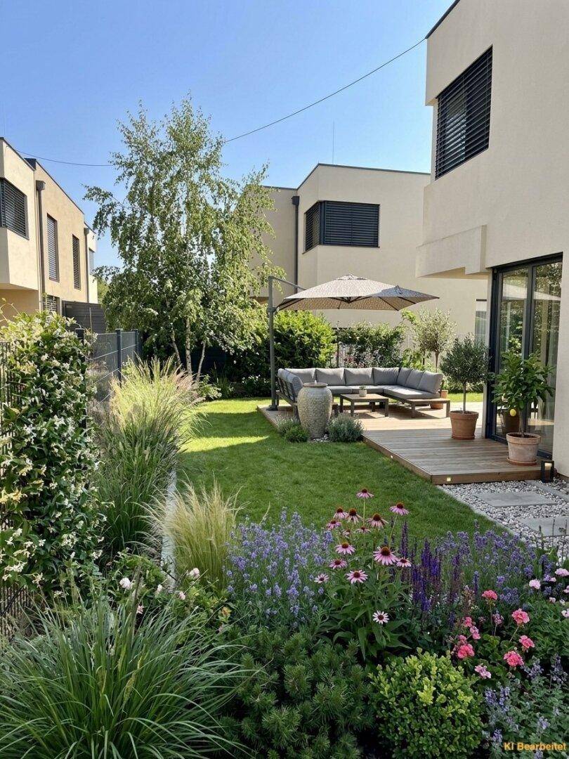 Idyllischer Gartenbereich mit Holzterrasse, bequemen Gartenmöbeln und üppiger Bepflanzung unter blauem Himmel.