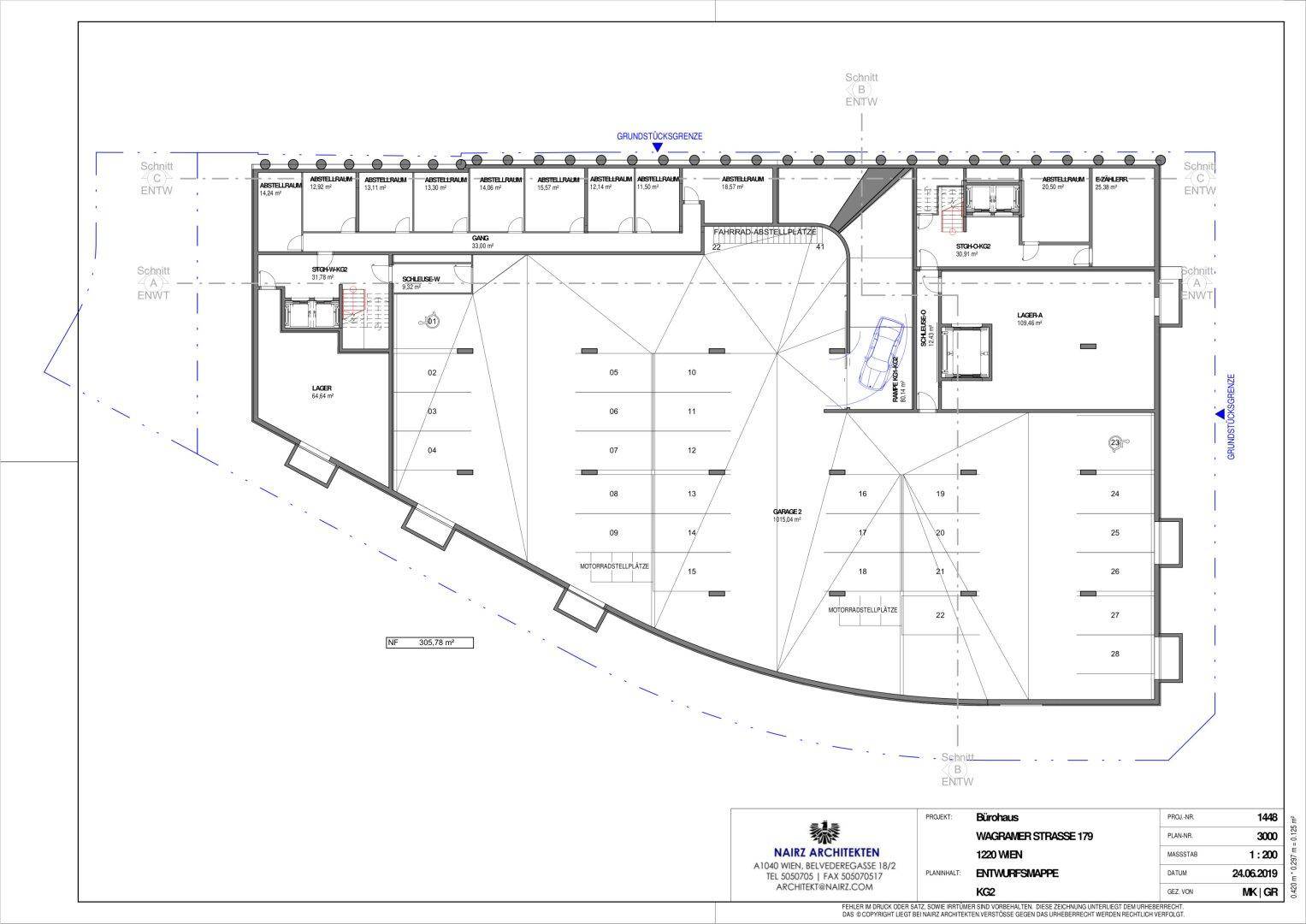 Grundriss des zweiten Untergeschosses mit zahlreichen Parkplätzen, Abstellräumen und Garagenbereichen.