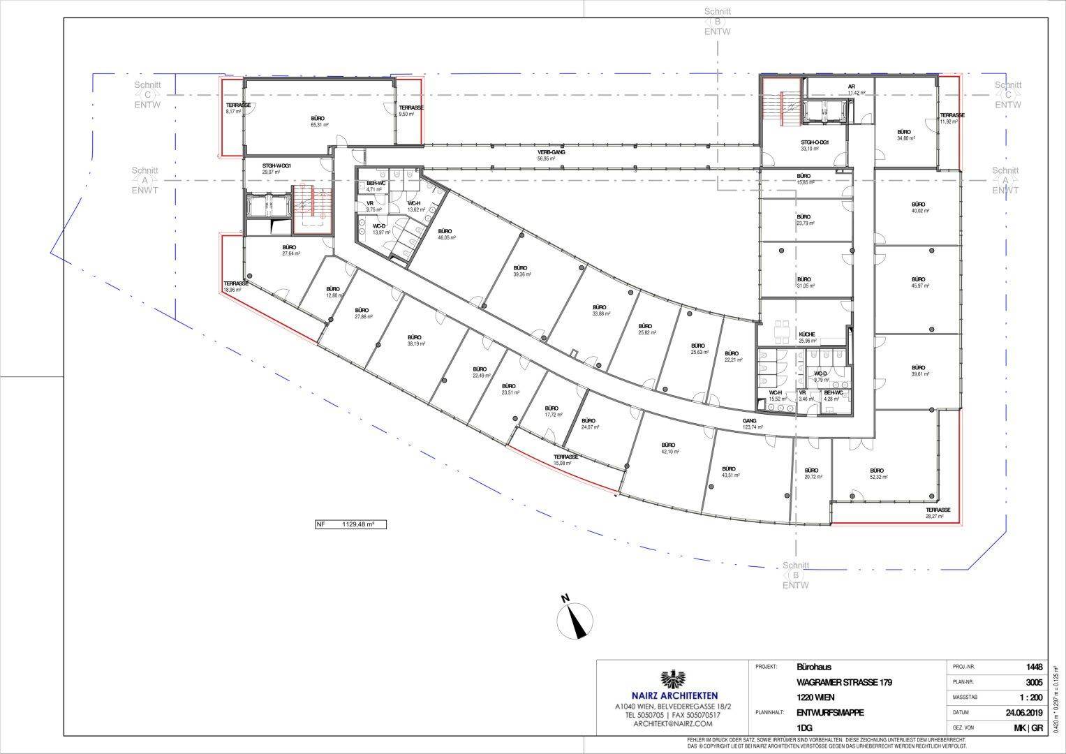 Grundriss eines weiteren Obergeschosses mit Büroeinheiten, Terrassenbereichen und internen Erschließungsflächen.