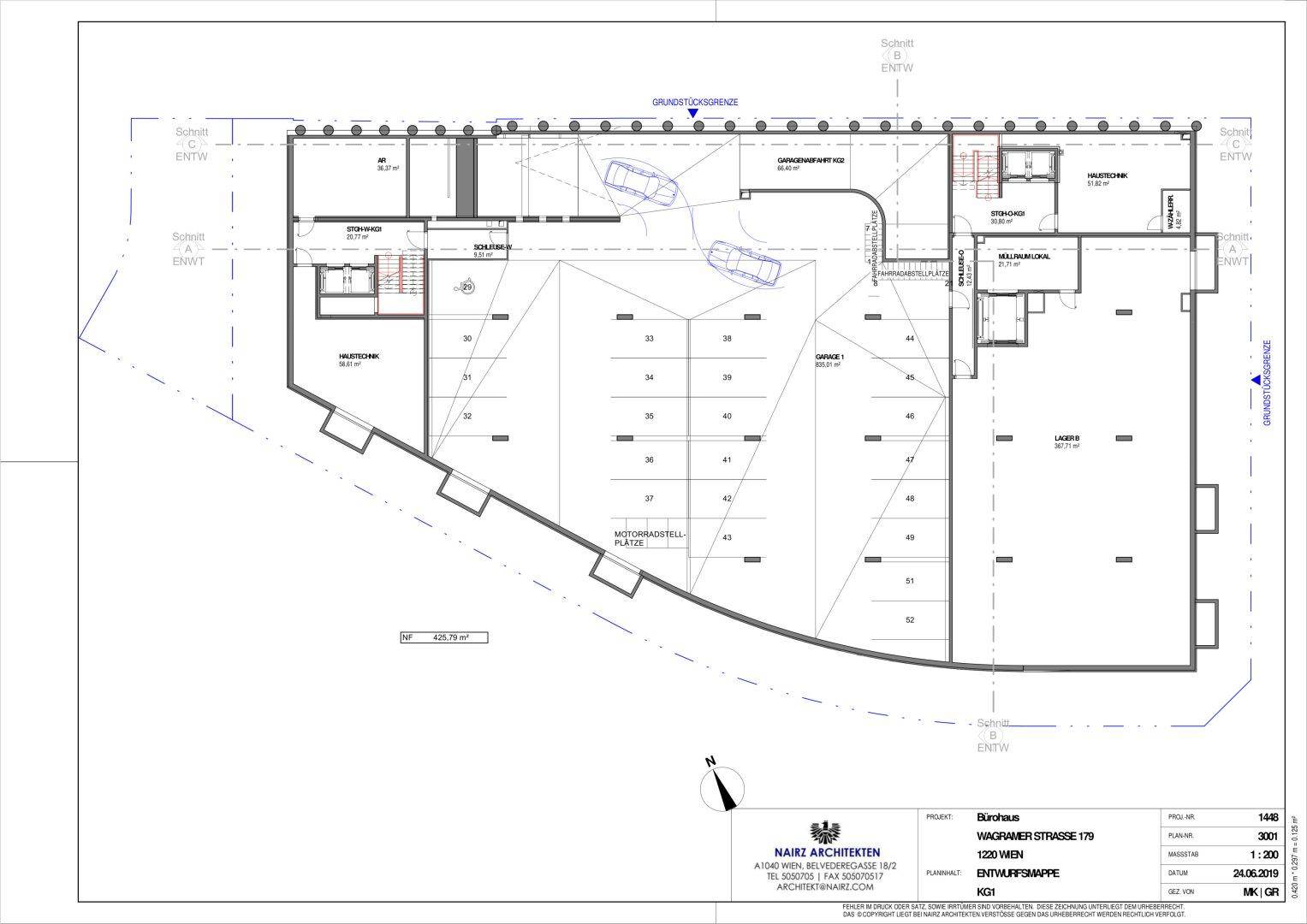 Grundriss des ersten Untergeschosses mit zahlreichen Parkplätzen, Abstellräumen und Garagenbereichen.