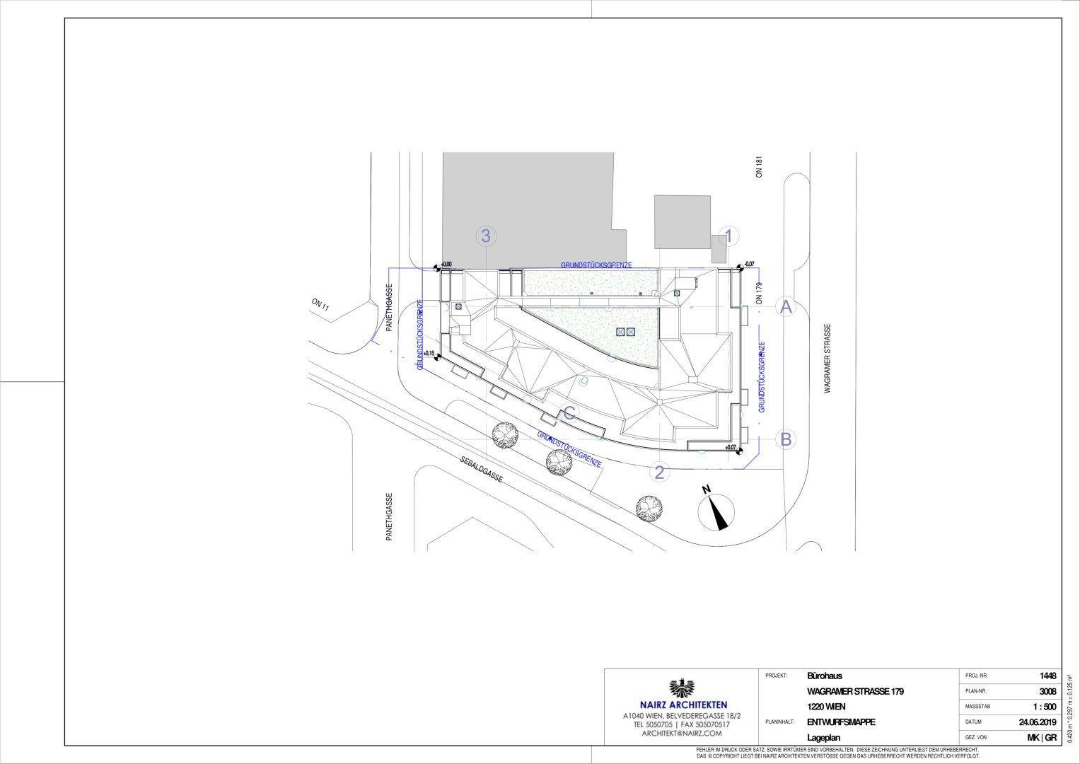 Lageplan des Gebäudes, der die Position auf dem Grundstück und die angrenzenden Straßen darstellt.