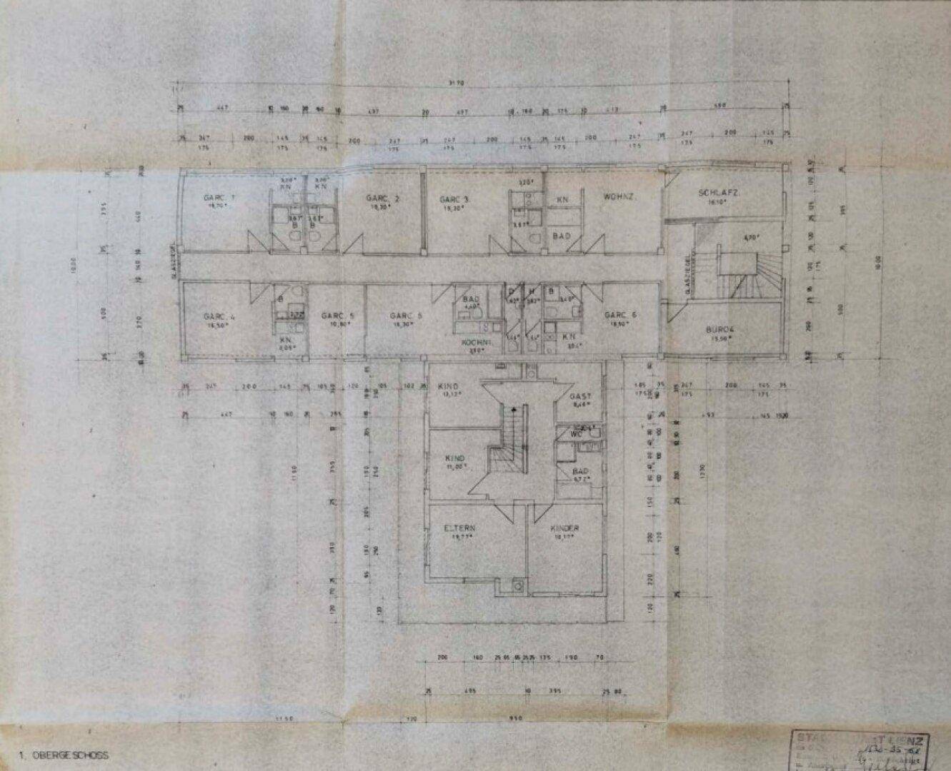 Alter Grundrissplan des ersten Obergeschosses mit mehreren Zimmern, Bädern und Gängen.