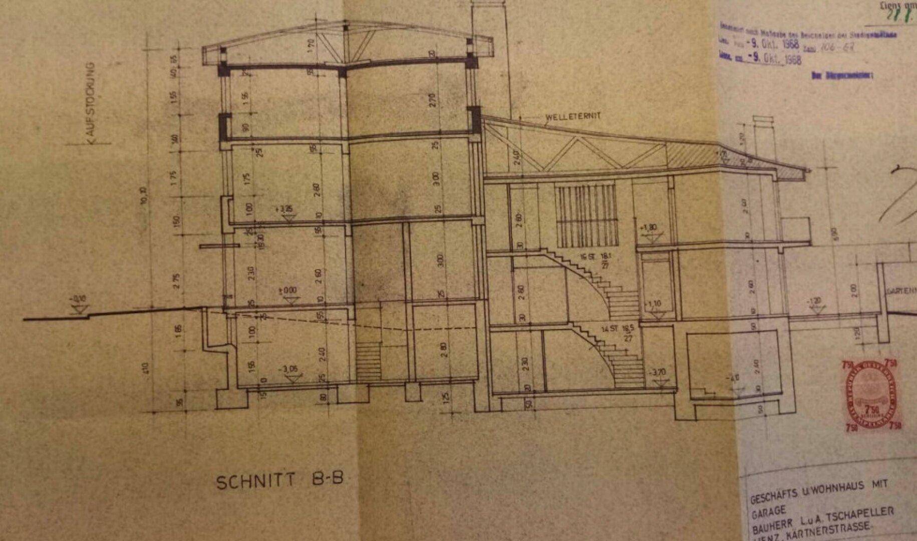 Alter Schnittplan des Gebäudes, der die verschiedenen Stockwerke und die Dachkonstruktion zeigt.