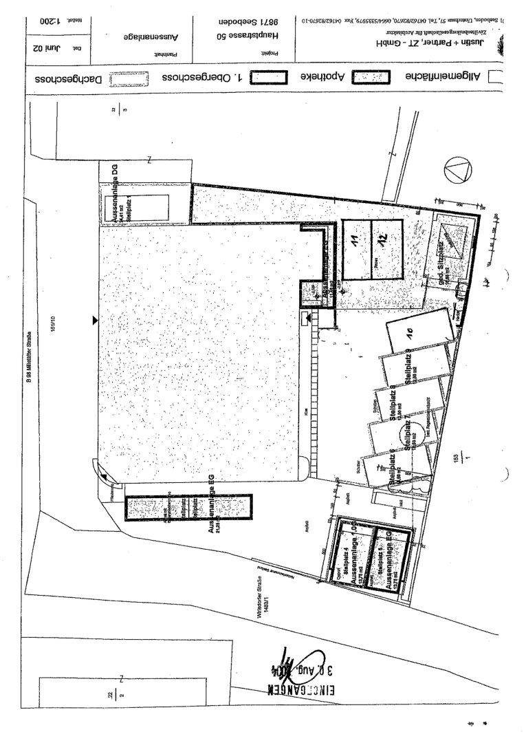 Übersichtsplan der Außenanlage mit mehreren Stellplätzen und Zufahrtsbereichen.