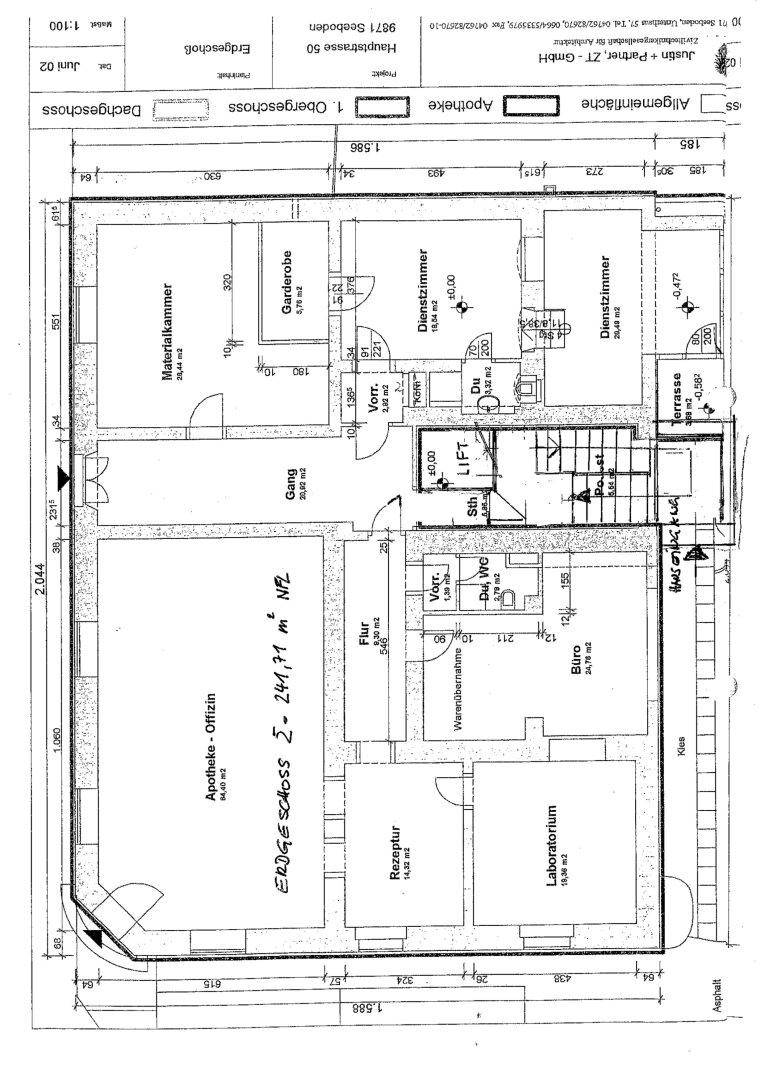 Grundriss des Erdgeschosses mit Apothekenräumen, Büros, Labor und einer Terrasse.