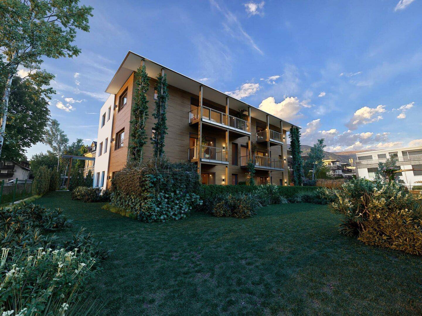 Zeitgenössisches Wohnhaus mit Holzfassade und Balkonen, eingebettet in eine grüne Gartenlandschaft.