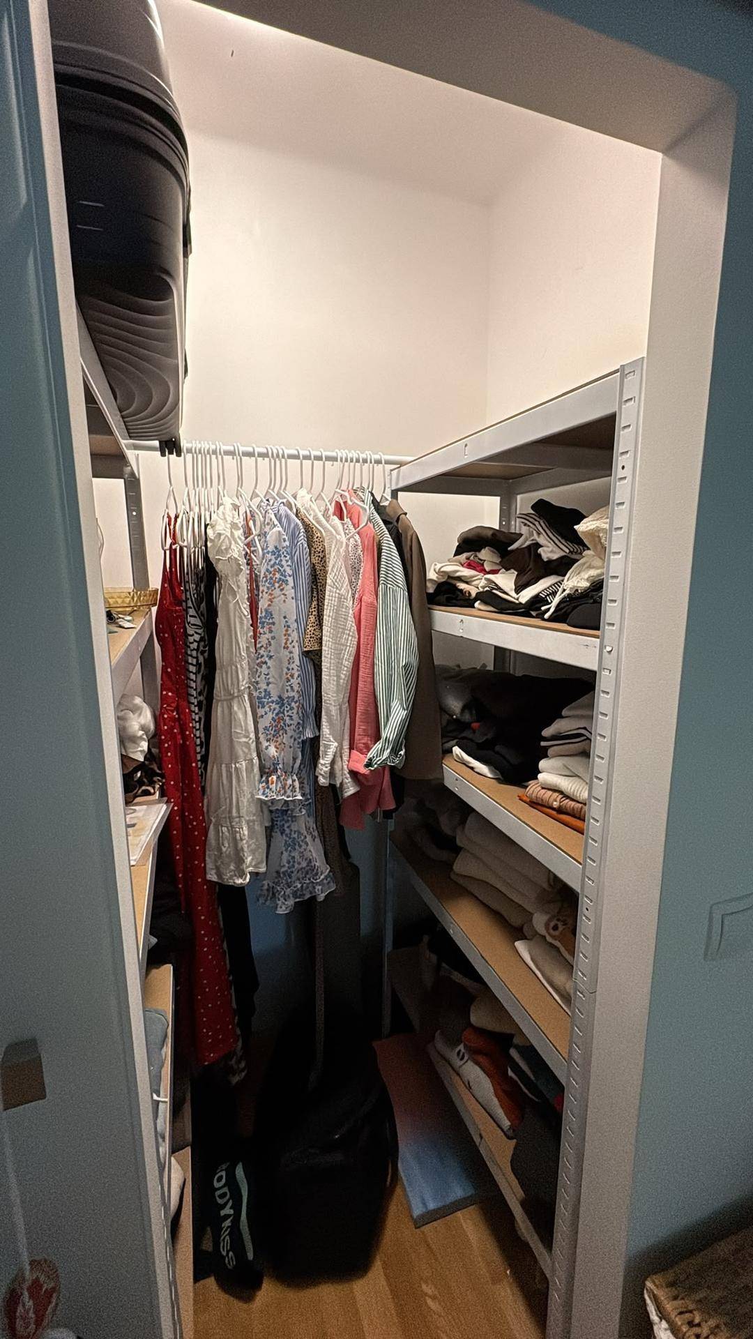 Begehbarer Kleiderschrank mit Regalen und Kleiderstangen für ausreichend Stauraum.