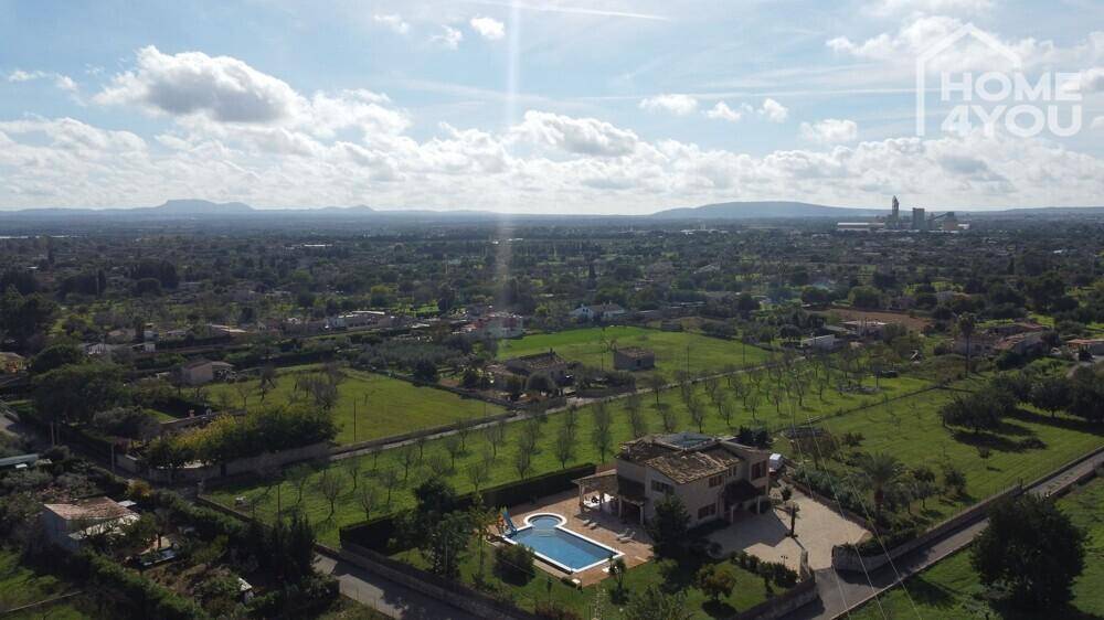 Luftaufnahme des Anwesens mit Pool und weitem Blick über die ländliche Umgebung.