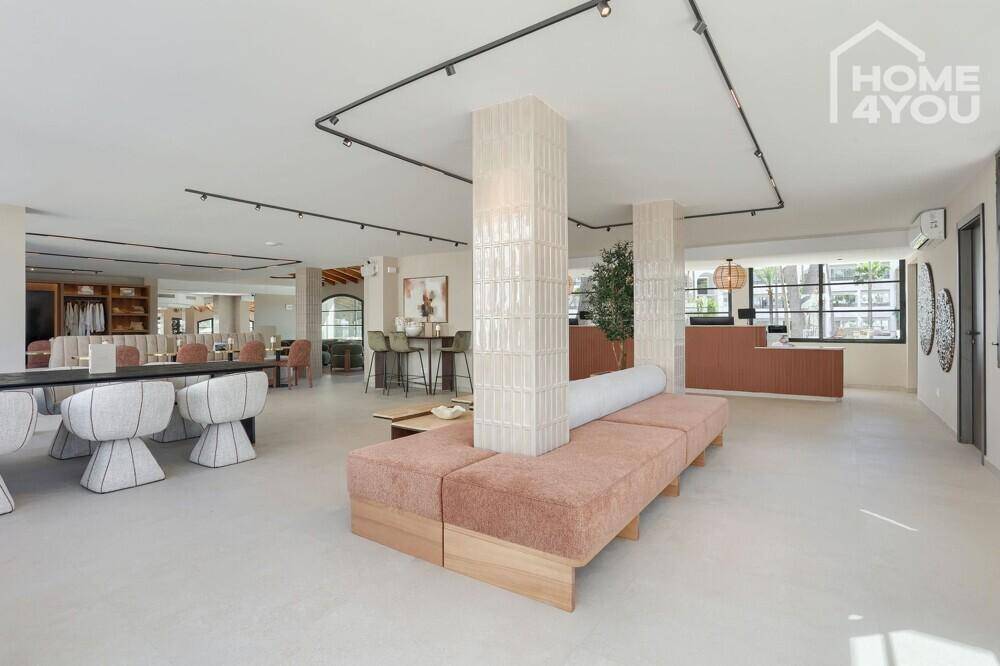 Geräumiger Loungebereich mit modernen Sitzgelegenheiten und hohen Säulen.