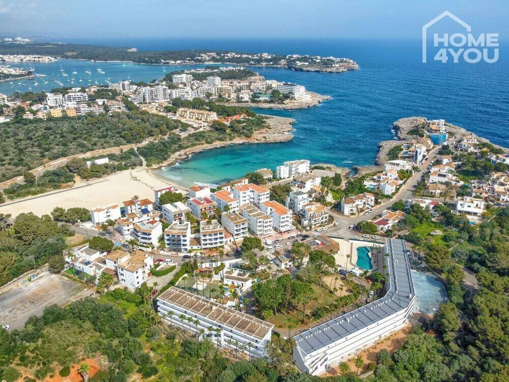 Luftaufnahme einer Küstenstadt mit Stränden, Buchten und Gebäuden am Meer.