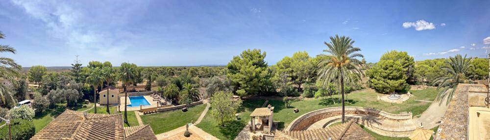 Umfassender Panoramablick auf das weitläufige Anwesen mit Pool, Gärten und mediterraner Landschaft.