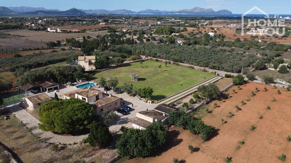 Weitläufiges Anwesen mit Blick auf die Küste, Berge und die umliegende mediterrane Landschaft.