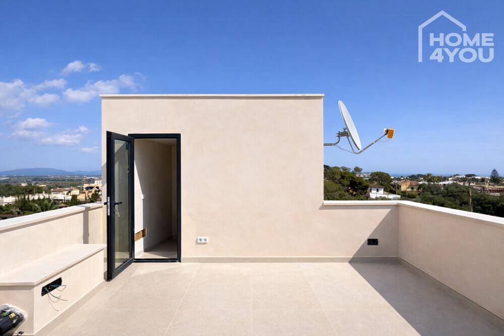 Große Dachterrasse mit Panoramablick und Satellitenschüssel.