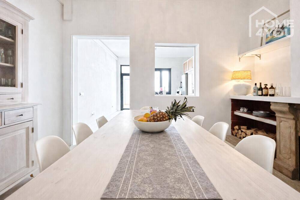 Nahaufnahme des Esstisches mit Obstschale in einem hellen, modern eingerichteten Esszimmer.
