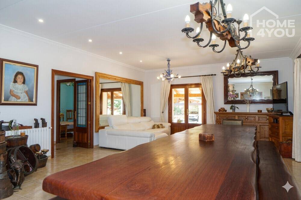 Geräumiger Wohn- und Essbereich mit großem Holztisch, bequemen Sofas und traditioneller Einrichtung.