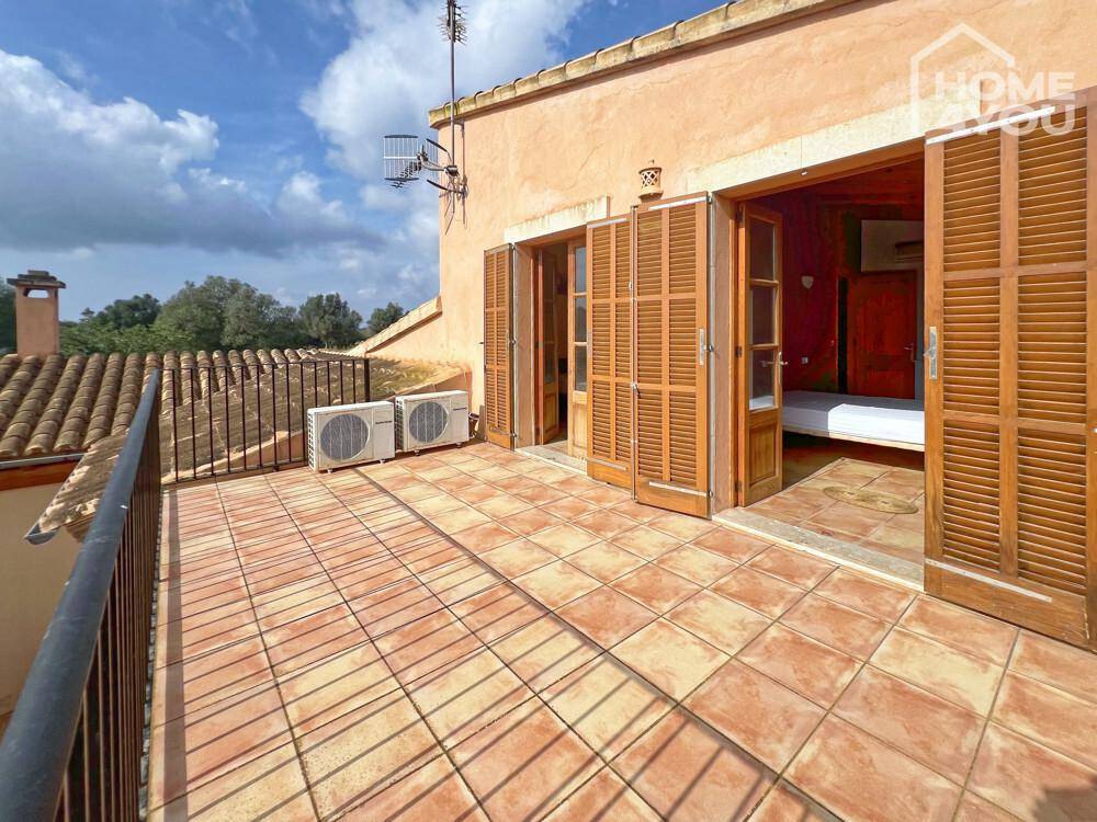 Geräumiger Balkon mit Terrakottafliesen und Klimaanlagen, zugänglich von den Schlafzimmern.