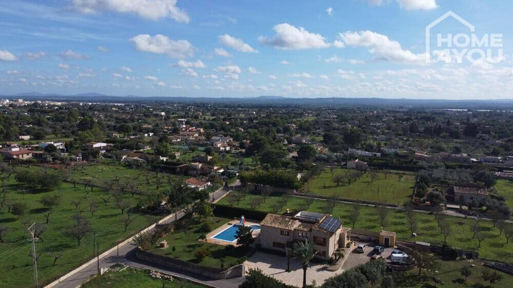 Weitwinkel-Luftaufnahme des Anwesens mit Pool und Blick auf die umliegende Landschaft.