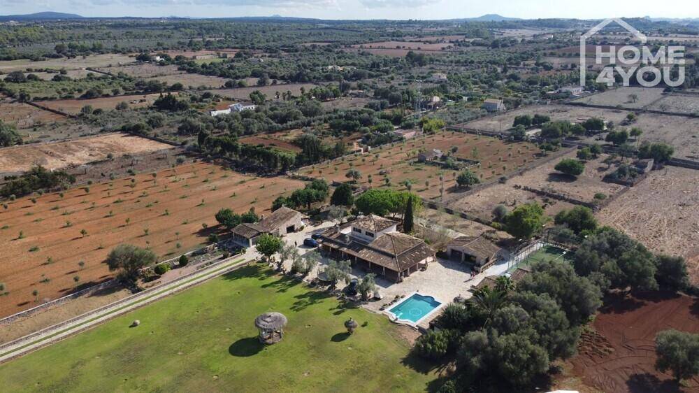 Panoramablick auf das Anwesen mit großem Garten, Pool und Tennisplatz in ländlicher Idylle.