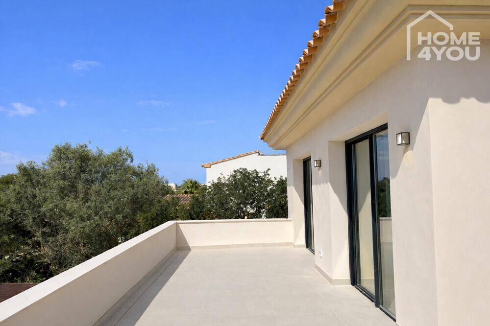 Geräumige Dachterrasse mit weitem Blick auf die Umgebung und mediterrane Vegetation.