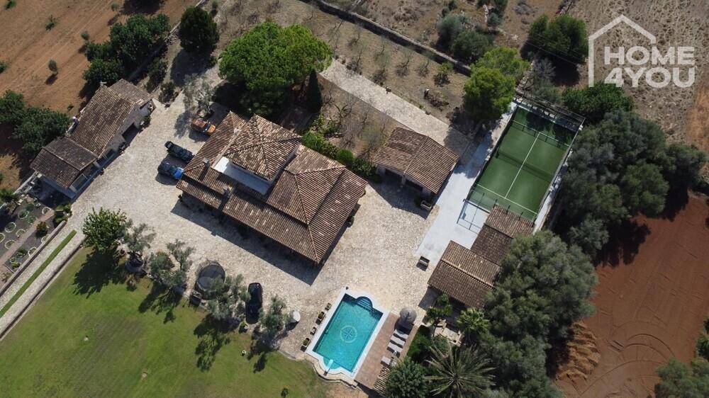 Vogelperspektive des Anwesens mit Pool, Tennisplatz und weitläufigen Außenbereichen.