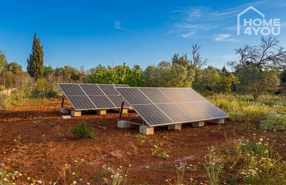 Photovoltaikanlage auf einem Feld zur nachhaltigen Energieerzeugung.