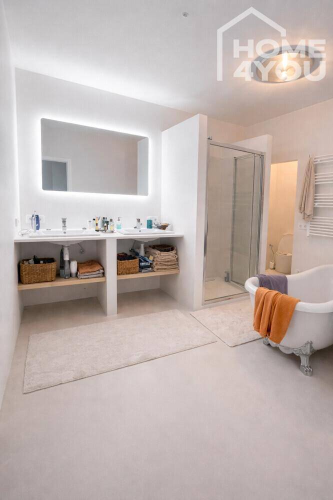 Modernes Badezimmer mit Doppelwaschbecken, freistehender Badewanne und begehbarer Dusche.
