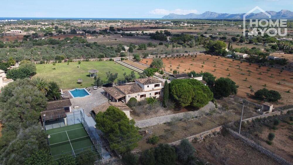 Weitläufiges Anwesen aus der Vogelperspektive mit Pool, Tennisplatz und mediterraner Vegetation.