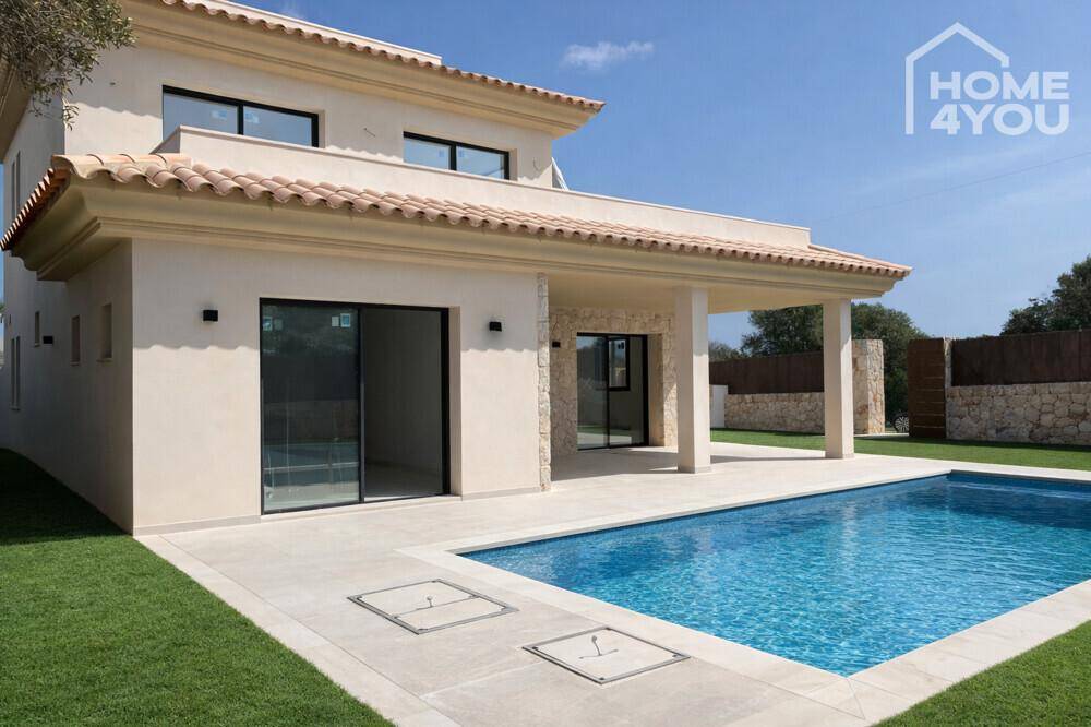 Moderne Villa mit großem Pool und gepflegtem Gartenbereich.