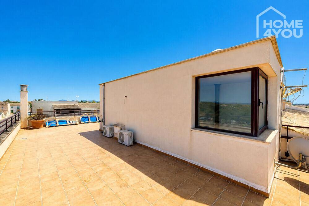 Große Dachterrasse mit Fliesenboden und weitem Blick über die Landschaft.